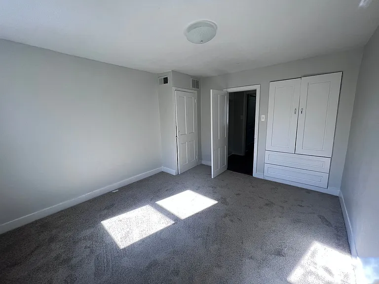 2104 Bank St — Photo 20