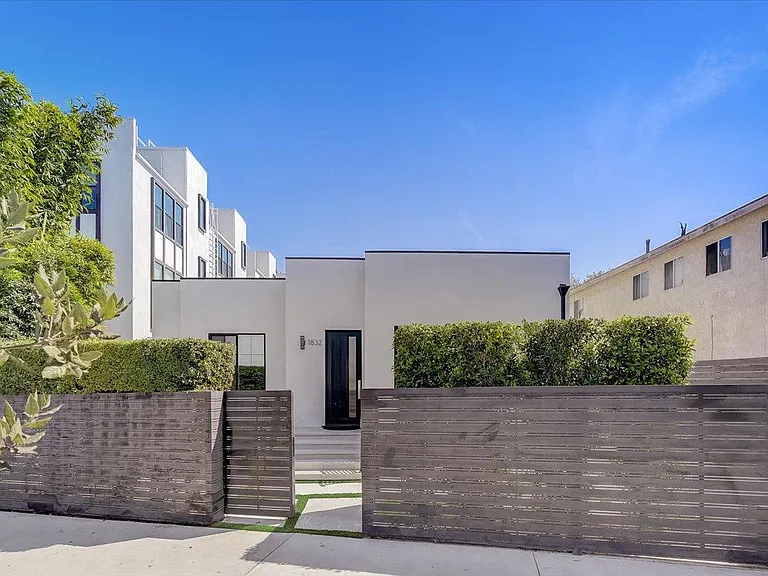 1832 S Redondo Blvd — Photo 19
