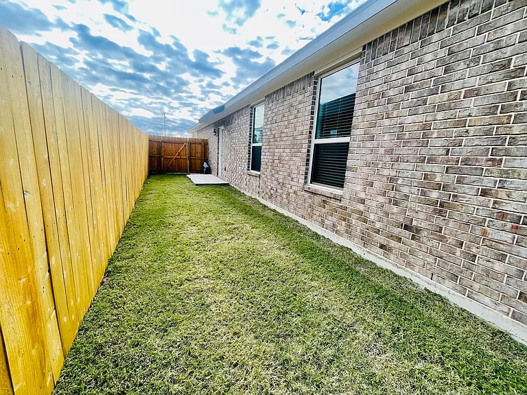 4919 Rose Garden Loop — Photo 8