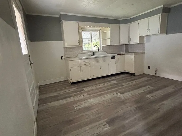 428 E Division St — Photo 5