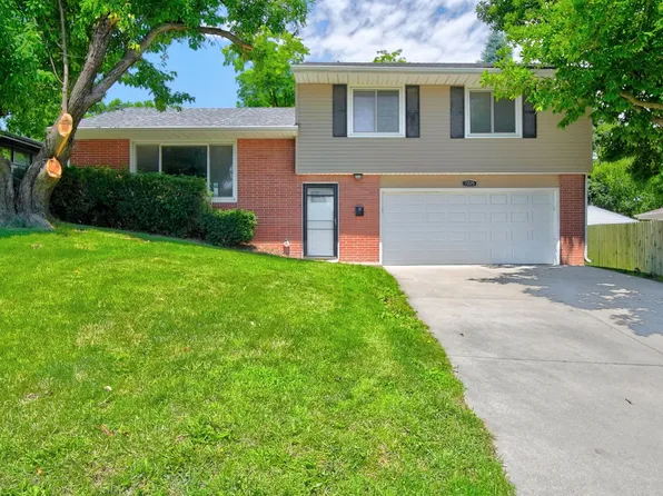 7205 Maple Dr, Urbandale, IA 50322