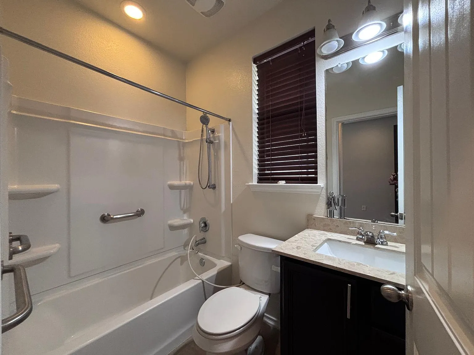 4 bed, 3.0 bath, 2417 sqft, $2,450 — Photo 2