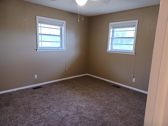 4th image of 821 S Lynn Ln