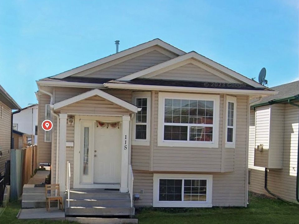 Spacious 3-bed, 2-bath split-level home with a large kitchen, dining, and living area. Features white walls, dark wood flooring, and big windows for natural light. Cozy yet modern! Located in a great neighborhood_perfect for families or professionals!