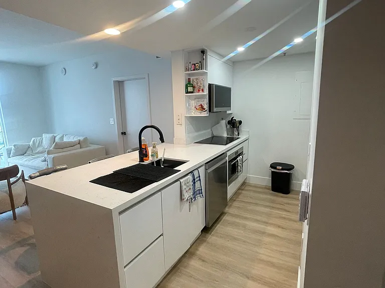 275 NE 18th St #Penthouse 05 — Photo 5