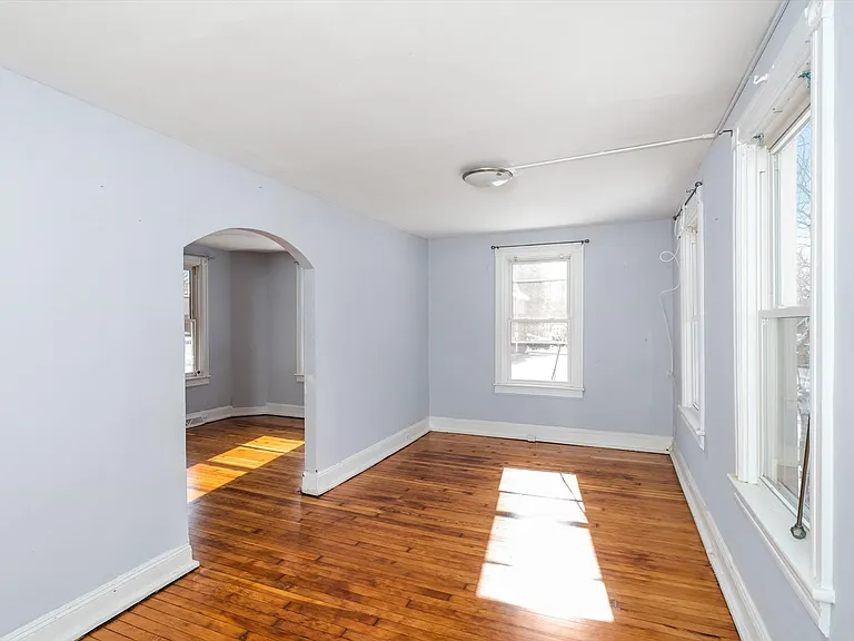 8 S Greenwood Ave — Photo 2