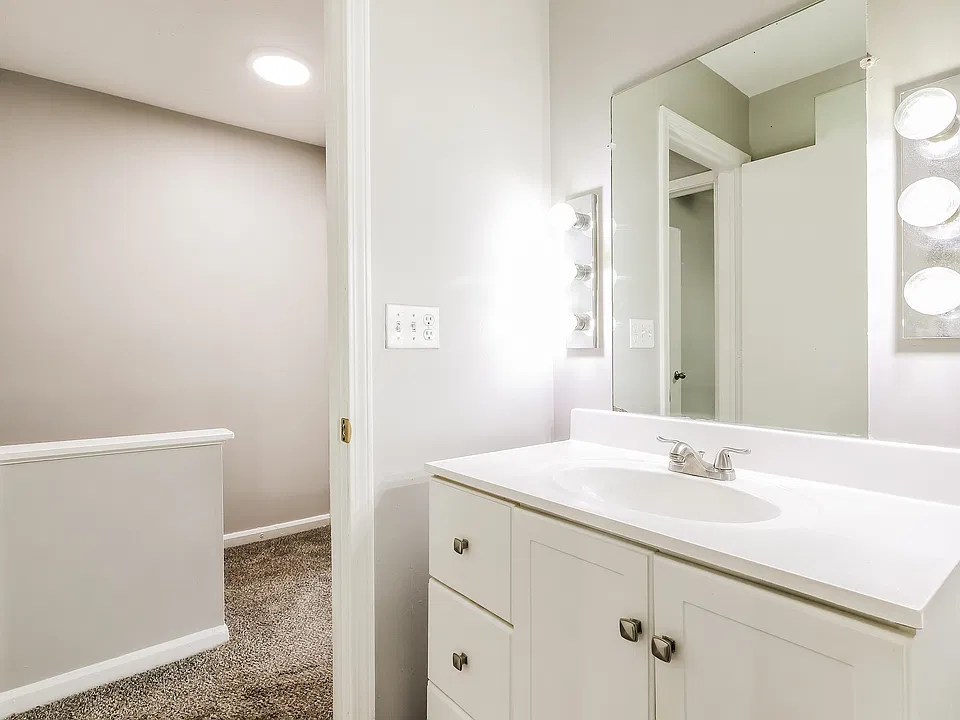 Bathroom-14470694