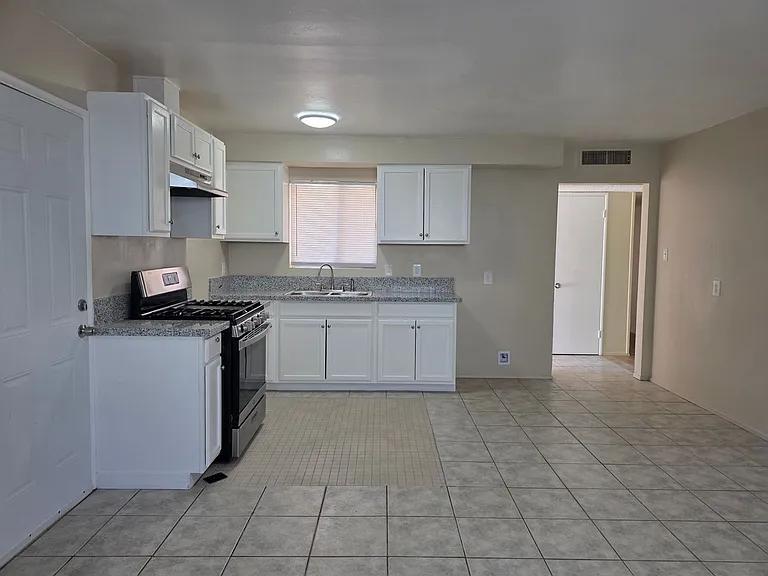 2805 Cambria Ave — Photo 3