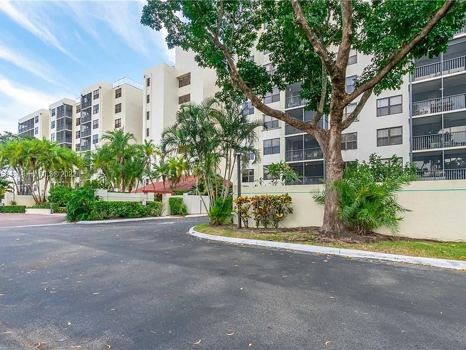 1st image of 105 Lake Emerald Dr APT 211