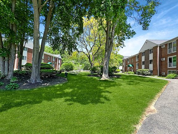 2nd image of 3 Birchwood Pt APT 103