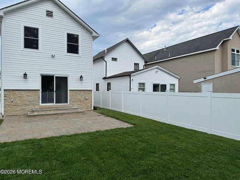 13 Locust Ave — Photo 18