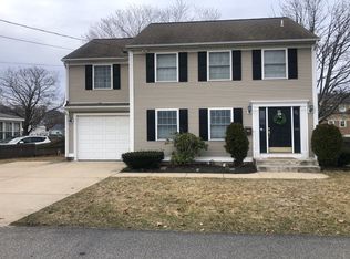 11 Avon St, Pawtucket, RI 02860