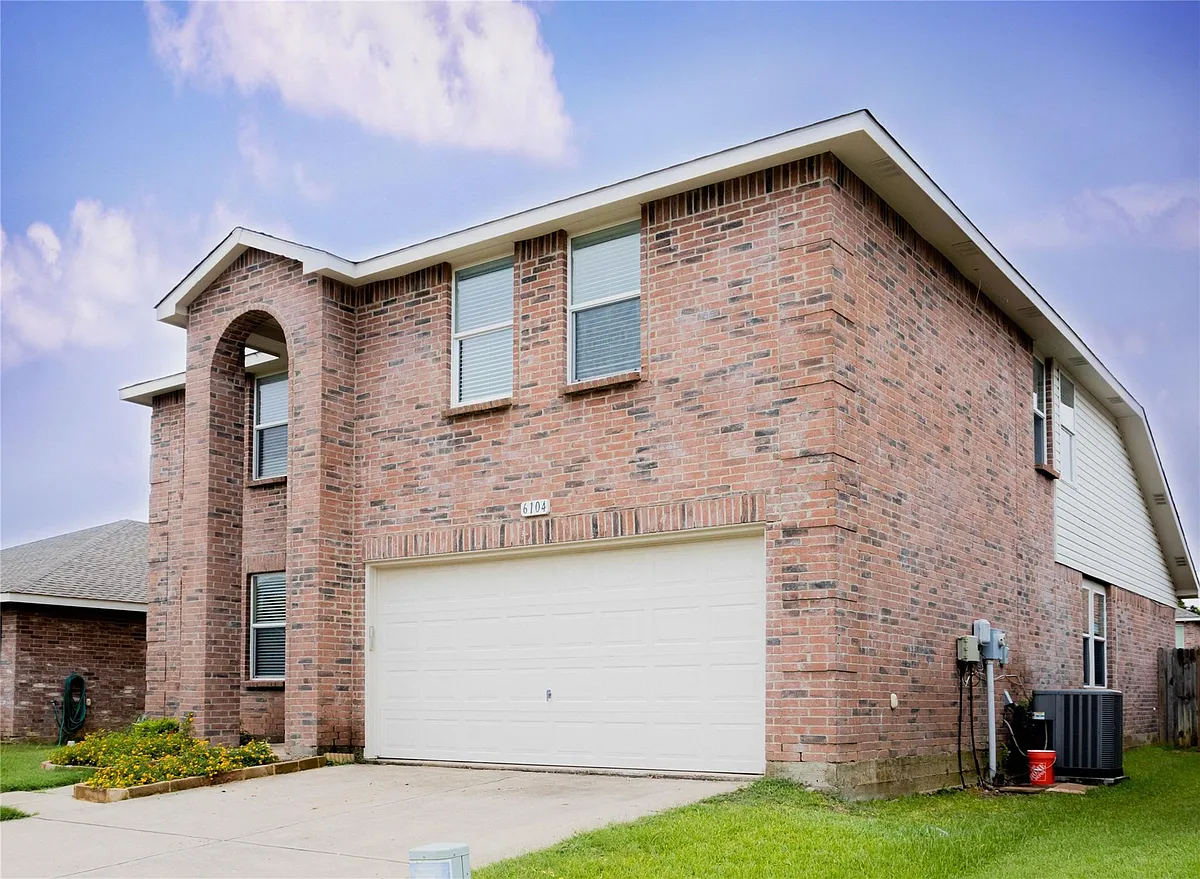 Building Photo - 6104 Saint James Pl