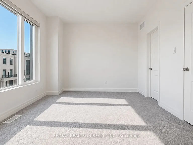 74 William Saville St E — Photo 8