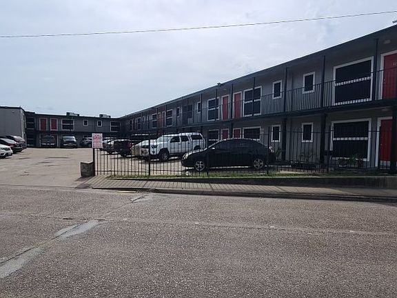 2nd image of 3414 Woodridge Dr #15