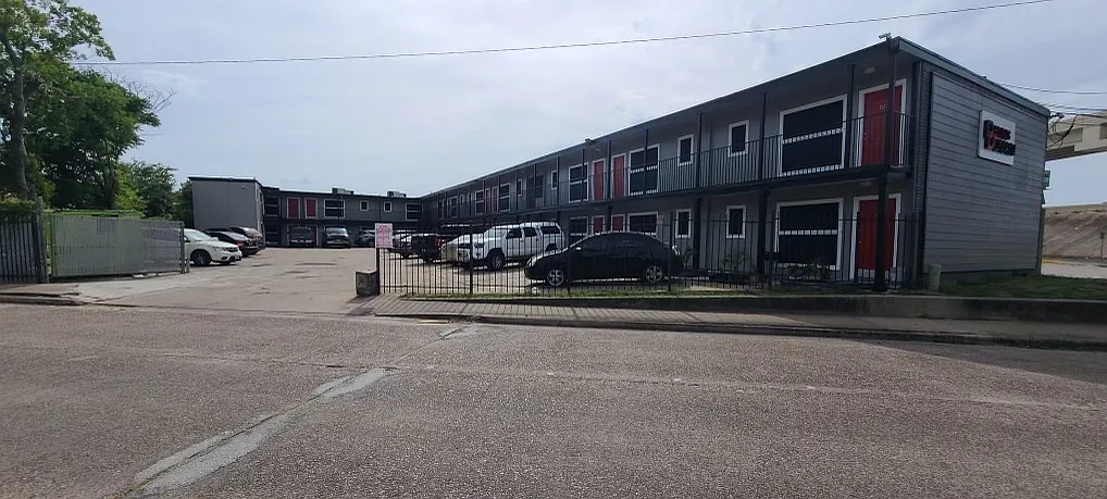Building Photo - 3414 Woodridge Dr #15