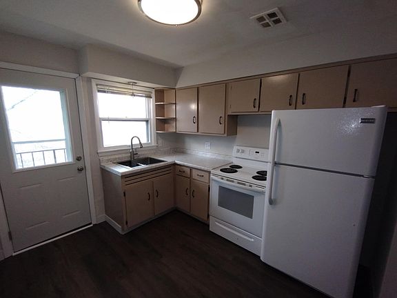 3rd image of 3420 S Beaumont Ave #16