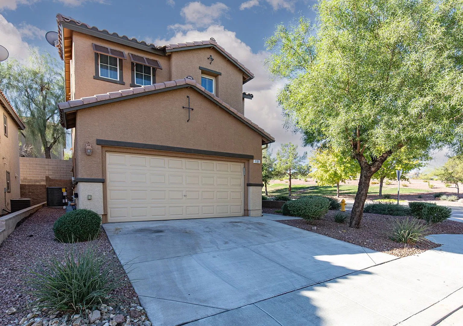 Well maintained home in gated Henderson resort like community — Photo 1