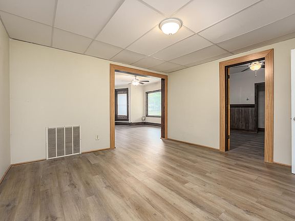 4th image of 404 E Walnut St