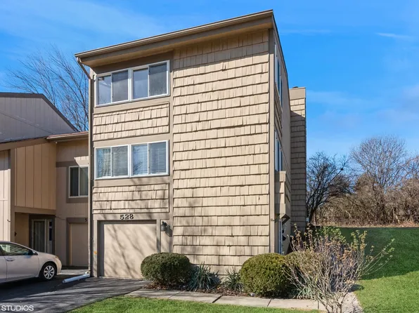 528 N Woodfield Trl, Roselle, IL 60172