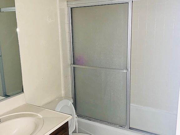 5th image of 5808 Primrose Ave APT B