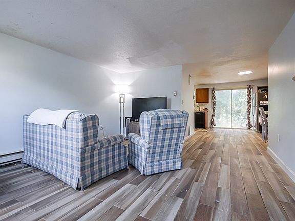 3rd image of 7 Fieldstone Drive