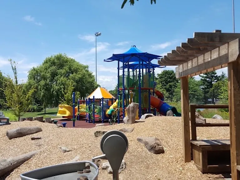 549 Park Ave — Photo 15
