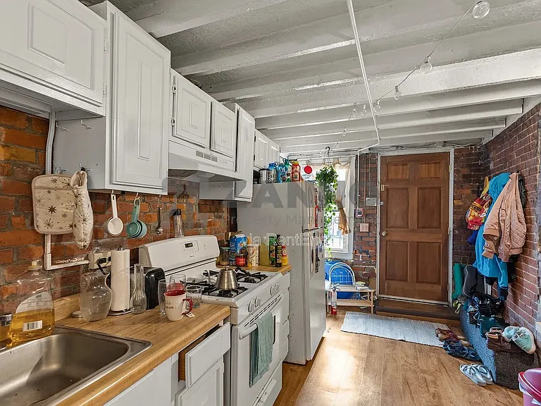 35 Bowen St #A — Photo 3
