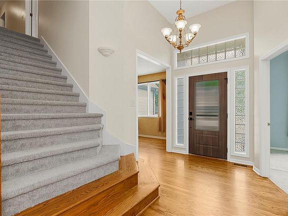 3rd image of 808 SW Springwater Ln