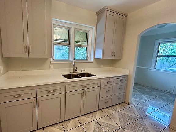 3rd image of 2725 W 81st St