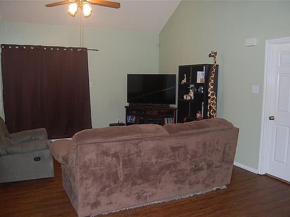 3rd image of 1399 Mimosa Ln