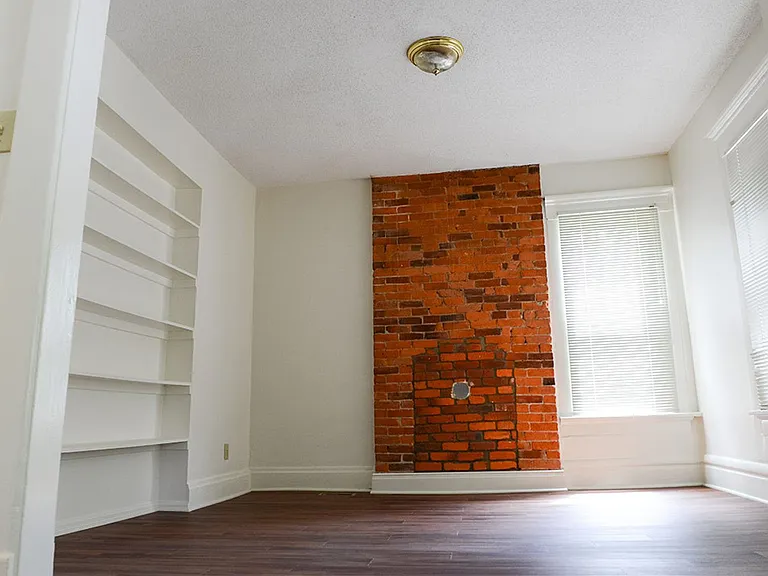 2296 Summit St — Photo 8