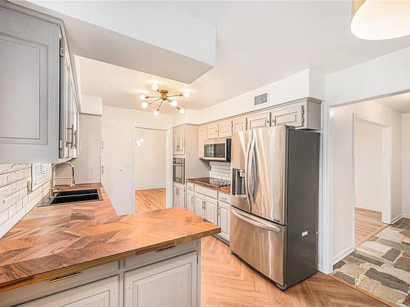 4th image of 3322 W 95th St