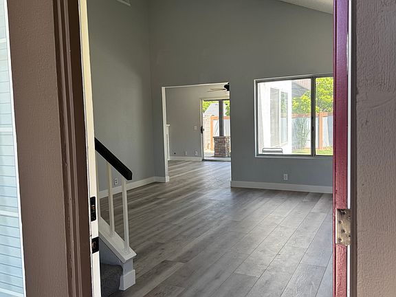 3rd image of 2701 Applewood Dr