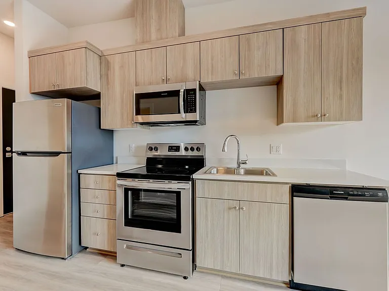 Vibrant Studio Apartment - Belmont St — Photo 21