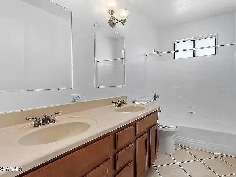 1372 W 15th St — Photo 6