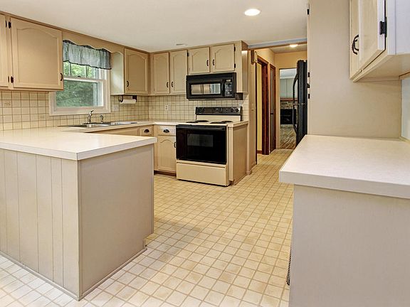 2nd image of 260 Roosevelt Ave