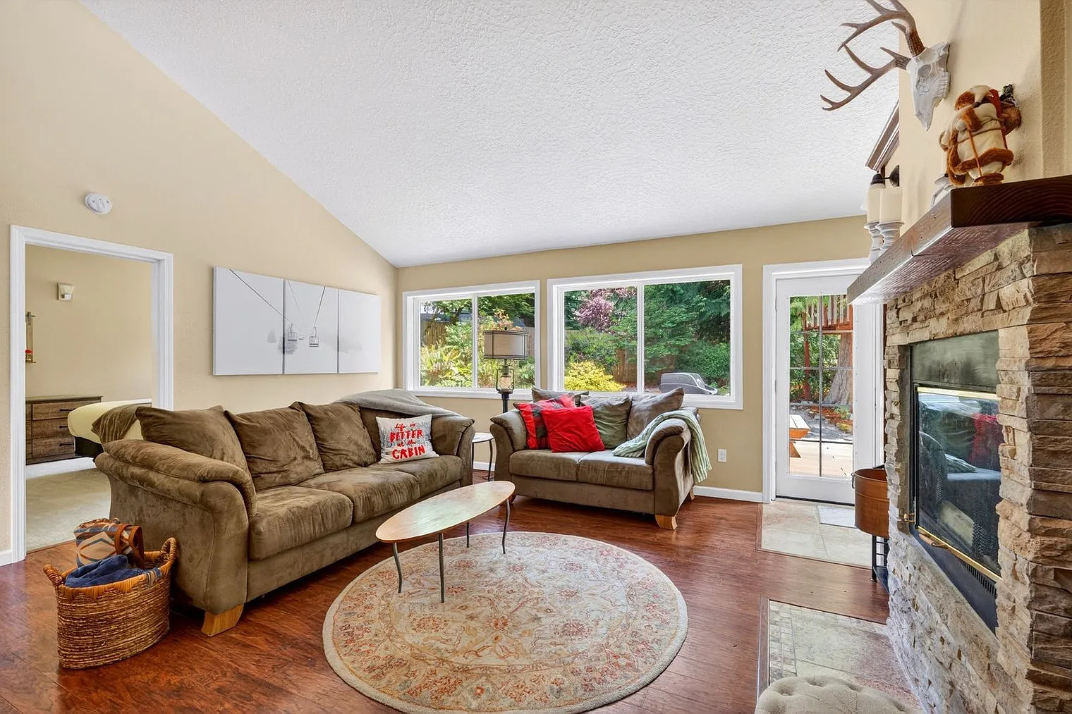 3 bed, 2.0 bath, 1905 sqft, $6,710 — Photo 3