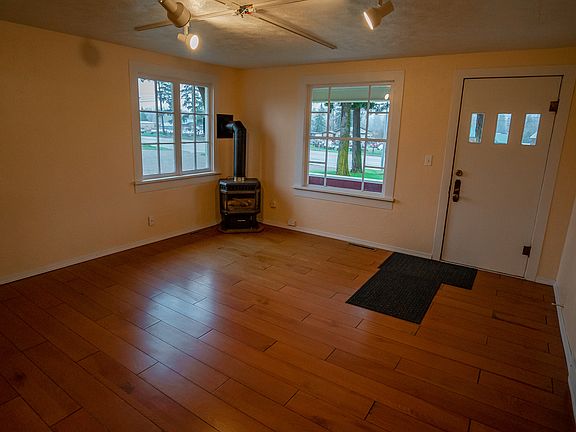 Family rm w/ DV LP fireplace