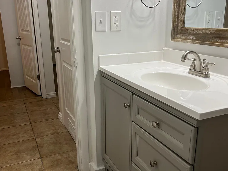 219 E Southgate Ave — Photo 6