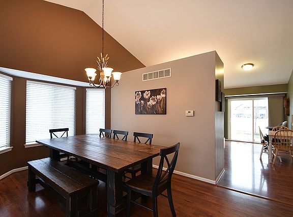 4th image of 2360 Foxwood Dr