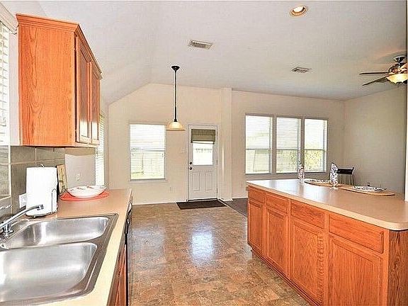 5th image of 2608 Courtyard Ln