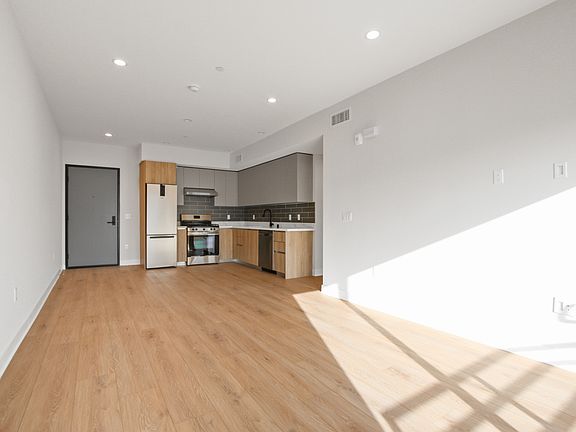 4th image of 1530 S Hayworth Ave #302