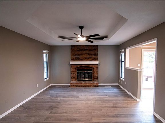 4th image of 209 SE Williamsburg Dr