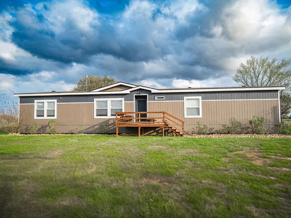 1689 County Road 315, Yoakum, TX 77995