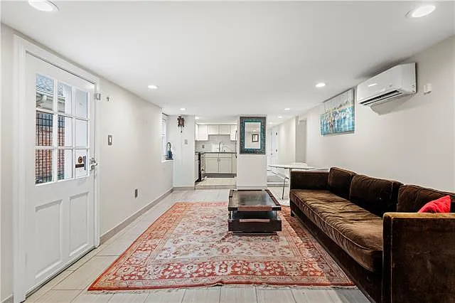2429 Octavia St — Photo 3