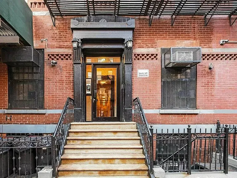 437 W 54th St #4D — Photo 10