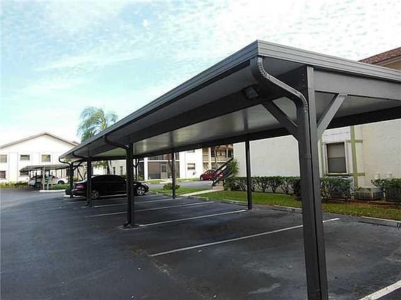 Parking Lot/Garage. Covered parking.