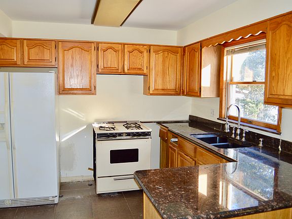 3rd image of 22 Pleasant Valley Ave