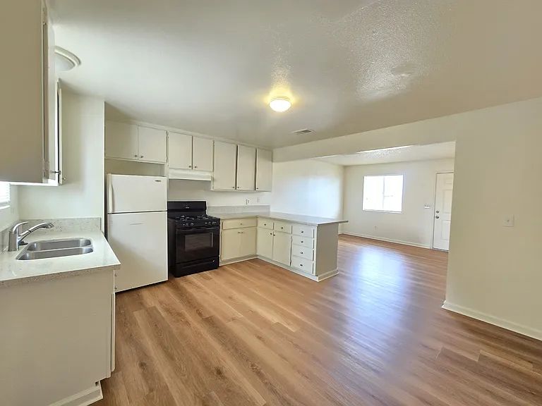 9825 N Loop Blvd #B — Photo 7